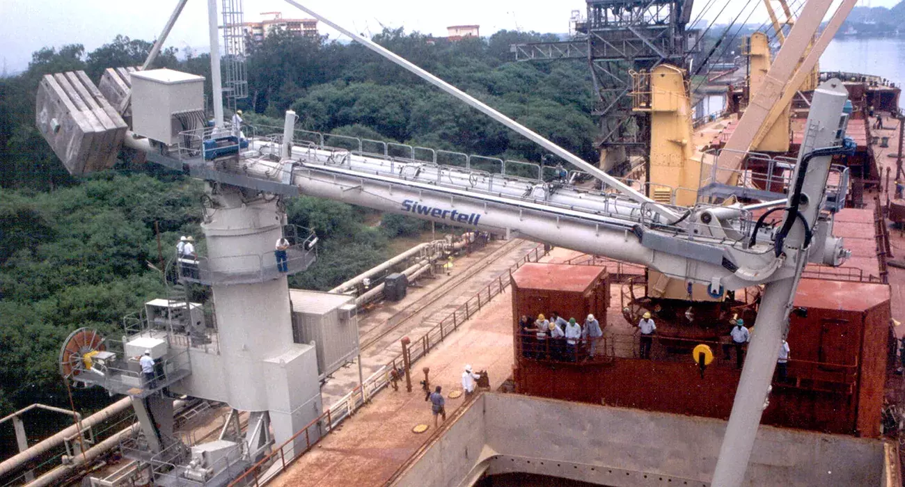 White Siwertell Ship unloader in operation