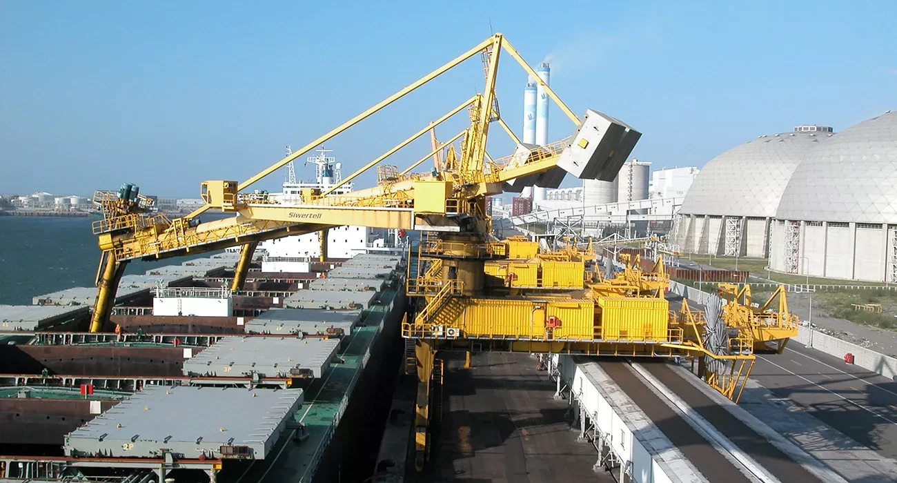Yellow Siwertell Ship unloader in operation
