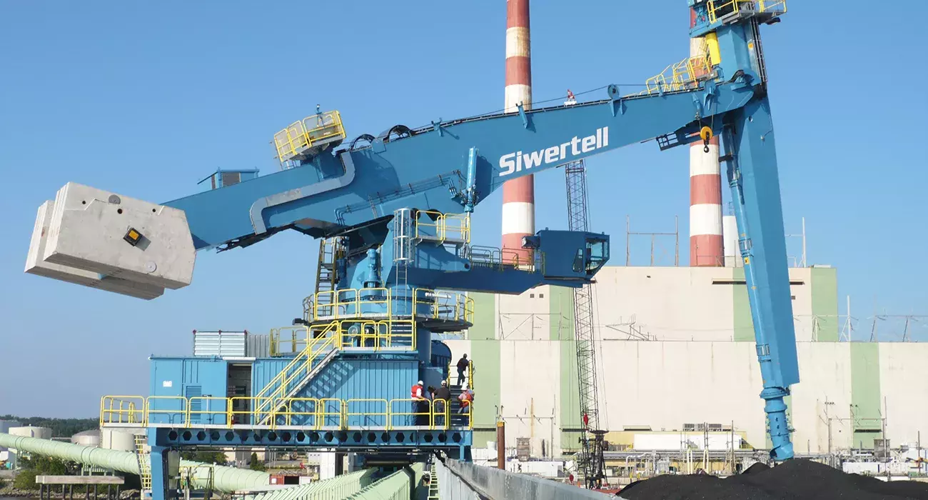 Blue Siwertell Ship unloader in operation