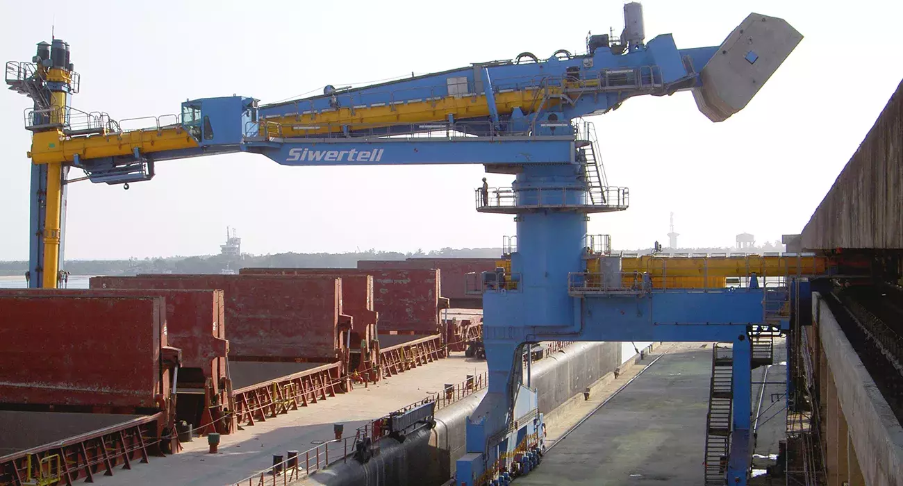 Blue Siwertell Ship unloader in operation