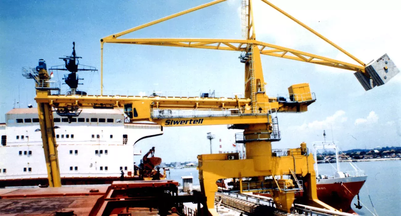 Yellow Siwertell Ship unloader in operation