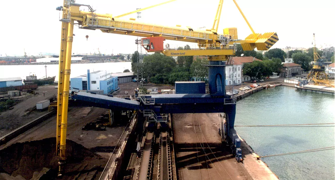 Yellow Siwertell Ship unloader in operation