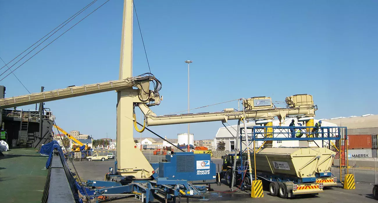 Siwertell mobile unloader unloading bulk material to trucks