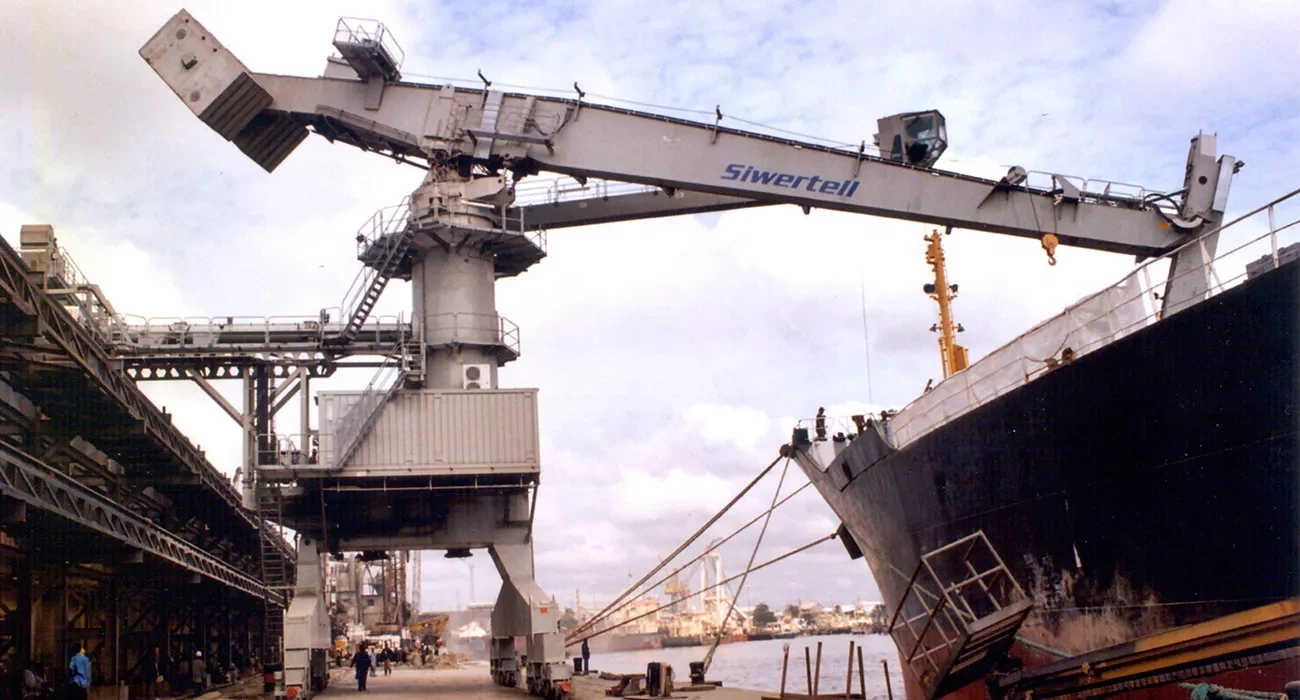 White Siwertell Ship unloader in operation