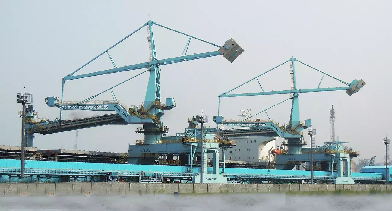 Blue Siwertell Ship unloader in operation