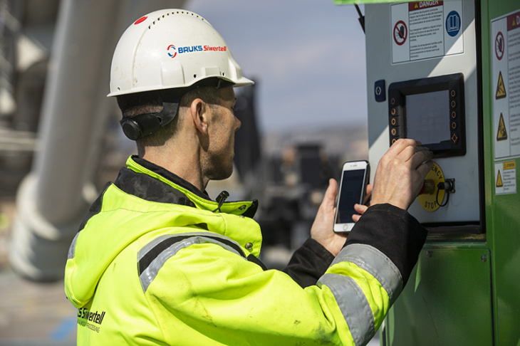 Bruks Siwertell PLC unit on Siwertell road-mobile unloader